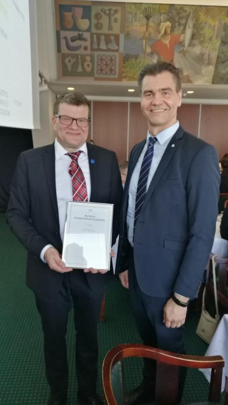 Puheenjohtaja Tero Hannonen ojensi sihteeri Heikki Heiskaselle KUKSA-palkinnon muun muassa pitkästä ja ansiokkaasta työstä yhdistyksen sihteerinä. 